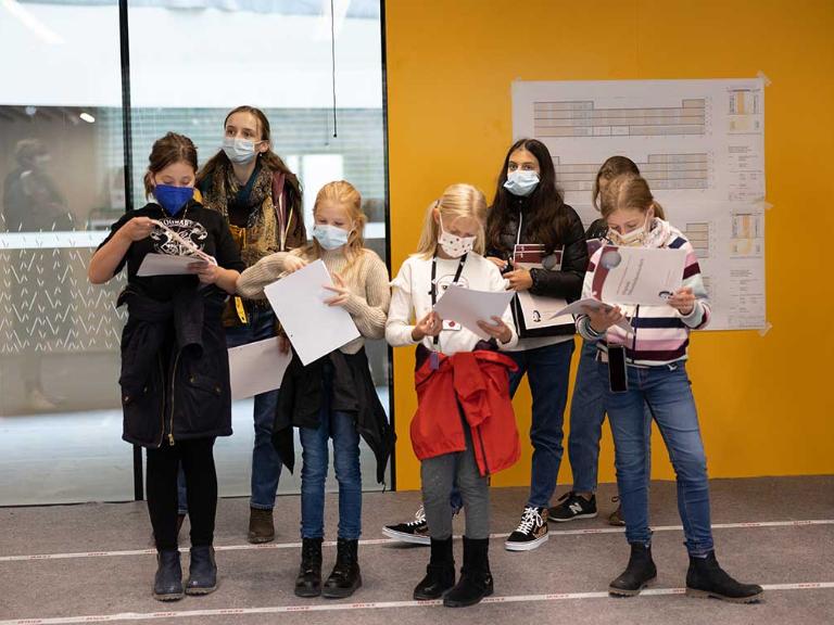 Gruppe von Mädchen mit Zetteln