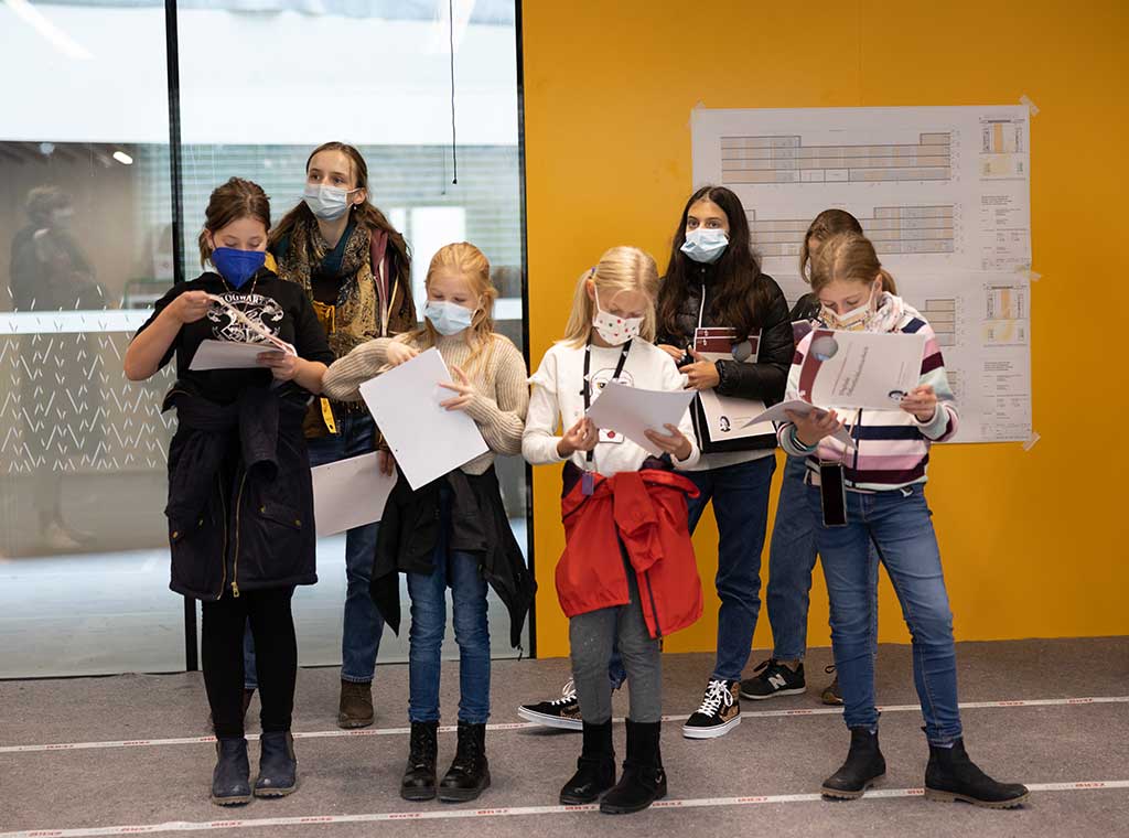 Gruppe von Mädchen mit Zetteln
