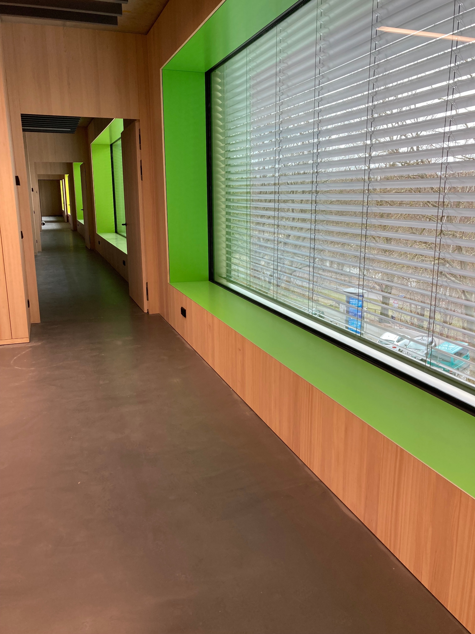 Blick auf ein Fenster innerhalb eines Klassenzimmers, umrahmt mit freundlichen Farben