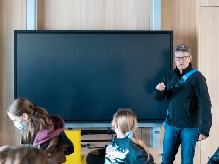 Smartboard und SchülerInnen im Klassenzimmer